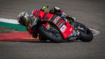 Bautista en el circuito de MotorLand junto a la Ducati.