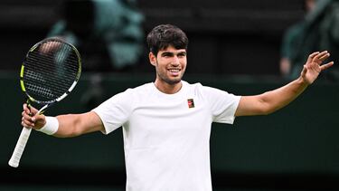 Carlos Alcaraz celebra su victoria sobre Andrey Rublev en los octavos de final de Wimbledon.