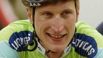 <B>LLEGADA APRETADA.</B> El italiano Gasparotto fue el más rápido en una llegada muy apretada.