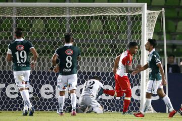 El jugador de Independiente de Santa Fe Wilson Morelo, centro, celebra su gol contra Santiago Wanderers durante el partido de tercera fase de la Copa Libertadores disputado en el estadio Elias Figueroa de Valparaiso, Chile.