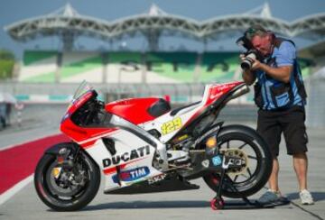 Un fotógrafo toma imágenes de la Ducati de Andrea Iannone.