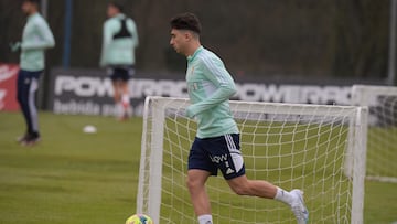 25/01/23   
REAL OVIEDO 
RAUL MORO EN SU PRIMER ENTRENAMIENTO
ENTRENAMIENTO DEL REAL OVIEDO
 
