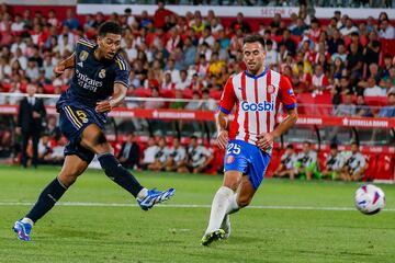 Salió el Madrid al contragolpe tras una pérdida de Savinho. Finalizó primero Joselu, despejando Gazzaniga, y nuevamente Joselu la tocó para Bellingham en el área, que de volea la ponía a un lado.
