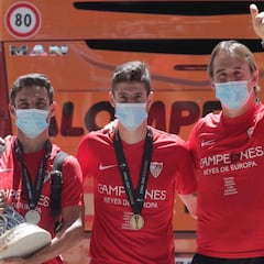 El Sevilla aterriza con su sexto trofeo de la Europa League