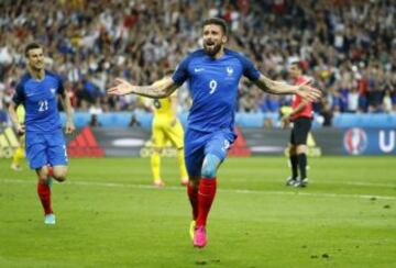 1-0. Olivier Giroud celebró el primer tanto.