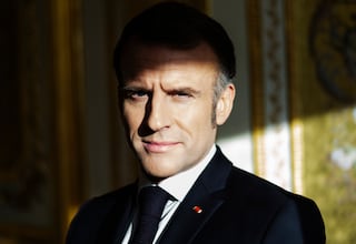 Emmanuel Macron pose pour un portrait dans son bureau au palais de lElysée à Paris, le lundi 9 février 2026. / KAMIL ZIHNIOGLU (Le Monde)