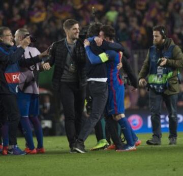 Jugadores y cuerpo técnico celebran el épico pase a cuartos.