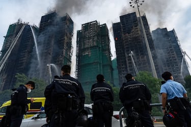 La policía detuvo a tres altos cargos de una empresa de ingeniería bajo sospecha de homicidio, intensificando la preocupación por las prácticas de construcción en la ciudad.