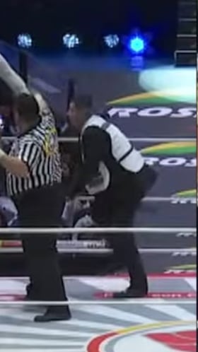 Aficionado extranjero invade ring de la Arena México en plena función