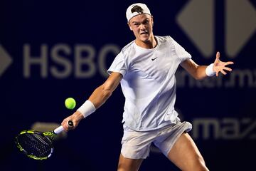 ACAPULCO (MÉXICO), 01/03/2023.- El tenista danés Holger Rune devuelve una bola al portugués Nuno Borges este miércoles en los octavos de final del Abierto de Tenis de Acapulco, en el estado de Guerrero (México). Rune ganó por 6-0 y 6-2. EFE/David Guzmán
