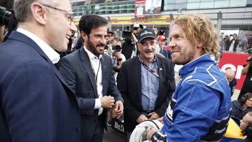 Stefano Domenicali y Sebastian Vettel en el GP de Silverstone 2022.