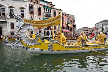 Un gran número de turistas y curiosos se congregaron en torno al Gran Canal de Venecia para presenciar la Regata Histórica anual de góndolas y 
 embarcaciones, que tiene lugar en la ciudad italiana. Se trata de uno de los
acontecimientos más antiguos que se celebran en la laguna, ya que su origen se remonta, al menos, al siglo XIII.