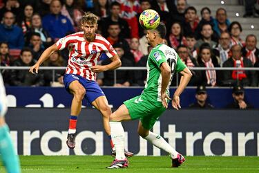 Marcos Llorente lanza un centro desde la banda ante la oposición de Luiz Felipe.