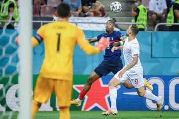 Presnel Kimpembe y Haris Seferovic.