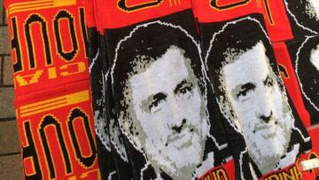 Bufanda del Manchester United y José Mourinho que se vende en los alrededores del Old Trafford.