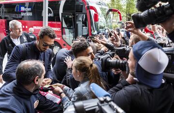 Hummels y Ribery atienden a los seguidores del Bayern en las puertas de su hotel. 