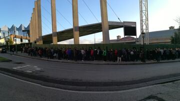 Cola en Las Llanas para asistir al partido Sestao-Athletic.