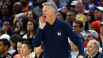 Steve Kerr durante el partido inagural en el Cahse Center ante los Denver Nuggets.