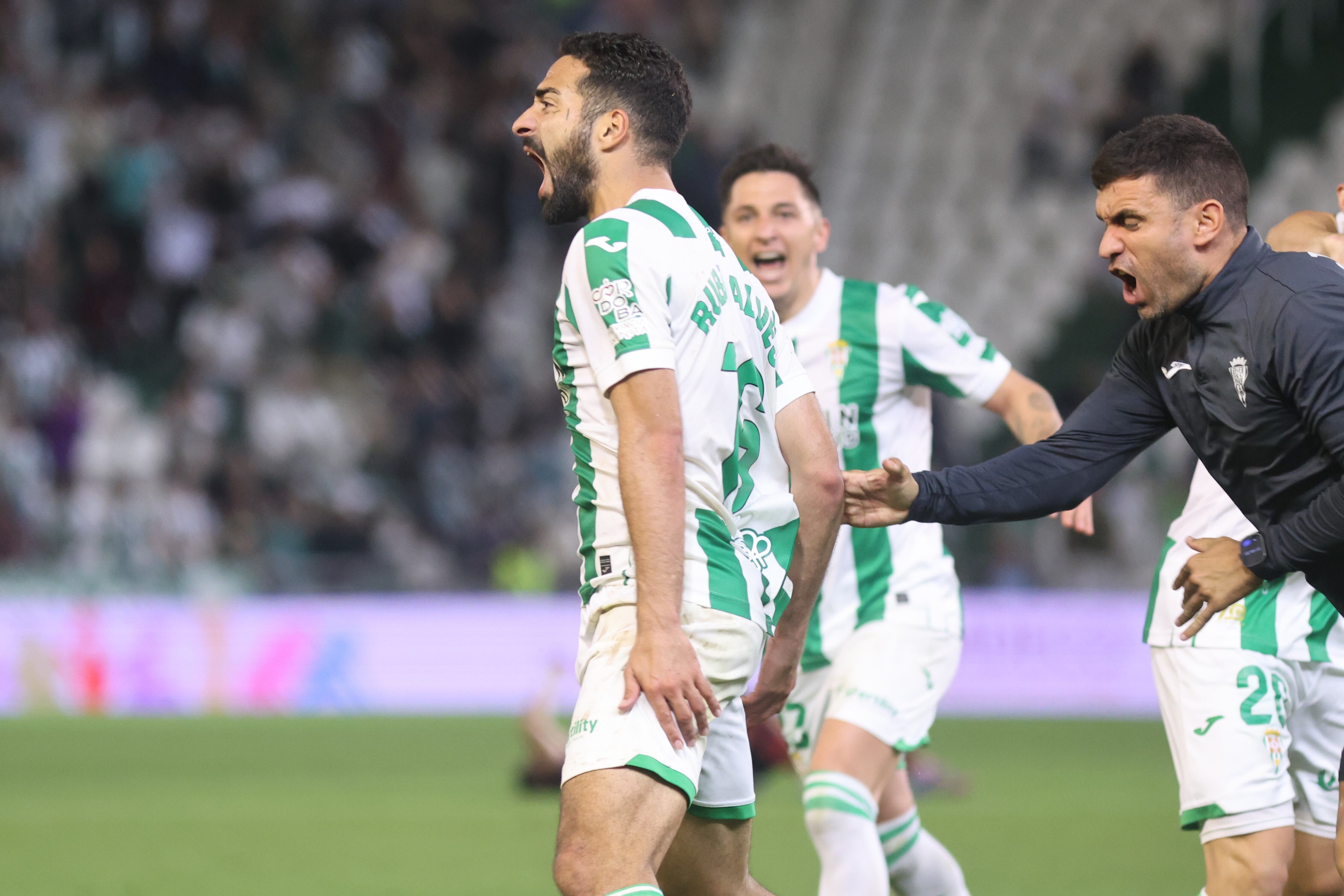 Alves celebra el gol contra el Levante