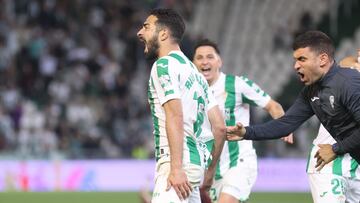 Alves celebra el gol contra el Levante
