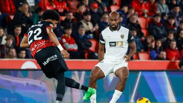 PALMA DE MALLORCA, 29/11/2024.- El defensa del Real Mallorca Johan Mojica (i) pasa la pelota ante el defensa del Valencia Dimitri Foulquier (d) durante el partido de Liga entre el Real Mallorca y Valencia que se disputa, esta tarde, en el estadio de Son Moix .- EFE/CATI CLADERA