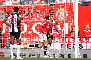 El delantero portugués aprovechó un rechace dentro del área e inauguró el marcador en Old Trafford.