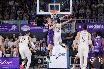 Matt Haarms, pívot de 2,21 del Zunder Palencia, tapona a Carlos Alocén, base del Real Madrid.