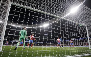 Ocasión de gol para los rojibalncos. Antoine Griezmann chuta con rosca, y manda el balón al larguero de la portería de David De Gea.