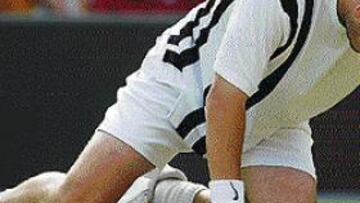 <b>IMPOTENCIA.</B> Andre Agassi hincó la rodilla ante el potente saque de Mark Philippoussis.