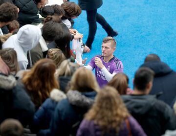 El mediocentro alemán Toni Kroos firmando autógrafos a los aficionados del Real Madrid. 