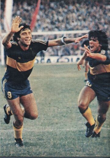 Coincidió con Maradona en el equipo xeneize, donde estuvo entre 1981 y 1982, llegando a ser el capitán.