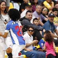 La romántica petición de matrimonio de Bello tras un gol