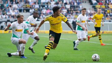 Jadon Sancho, rodeado de jugadores del Moenchengladbach, durante un partido de la Bundesliga. 