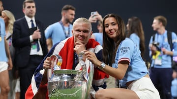 Erling Haaland y su pareja, Isabel Haugseng Johansen, posan con el trofeo de la Champions League.