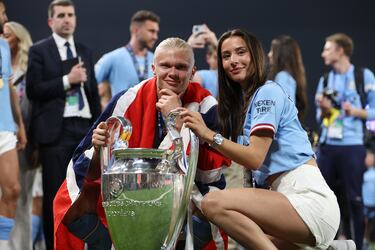 Erling Haaland y su pareja, Isabel Haugseng Johansen, posan con el trofeo de la Champions League.