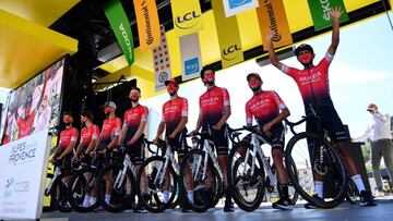 Los corredores del Arkéa-Samsic, en el podio antes de la salida de la 4ª etapa del Tour de Francia entre Sisteron y Orcières-Merlette.
