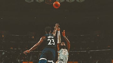 LeBron James lanza ante Jimmy Butler durante el partido entre los Cleveland Cavaliers y los Minnesota Timberwolves.
