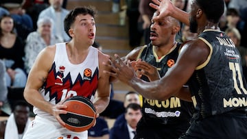 MONACO (Monaco), 13/02/2026.- Jaron Blossomgame (R) of AS Monaco and Matteo Spagnolo (L) of Baskonia Vitoria-Gasteiz in action during the Euroleague Basketball match between AS Monaco and Baskonia Vitoria-Gasteiz at the Louis II stadium, in Monaco, 13 February 2026. (Baloncesto, Euroliga) EFE/EPA/SEBASTIEN NOGIER