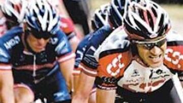 <b>SOCIOS.</b> El alemán Voigt (CSC) tiró de Armstrong contra Ullrich.