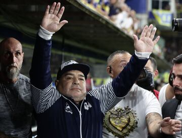 Boca Juniors wom the Argentinean Superliga with club icon Maradona watching from the stands. He was treated to a great tribute by his football family.