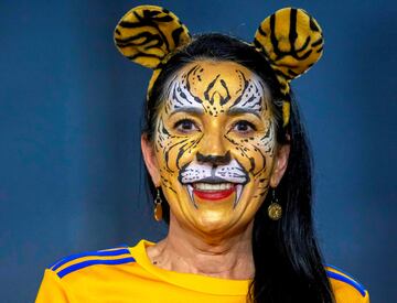 El estadio Universitario de Monterrey, en México, acogió el partido de cuartos de final del Torneo Clausura 2023 entre Tigres y Toluca. La aficionada de la imagen posa sonriente, tal vez por el abultado triunfo de su equipo por 4-1, maquillada como una tigresa y con una diadema y unos pendientes perfectamente conjuntados.