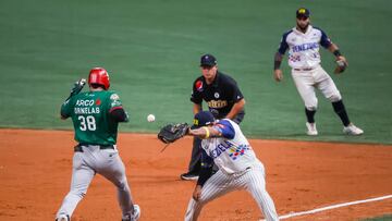 AME2312. CARACAS (VENEZUELA), 06/02/2023.- Julián Ornelas de Los Cañeros de Los Mochis de Mexico corre a primera base contra Los Leones del Caracas de Venezuela hoy, durante un juego de la quinta jornada de la Serie del Caribe 2023 en Caracas (Venezuela). EFE/ Miguel Gutiérrez
