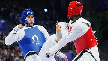 Momento en que Carlos Sansores suelta una patada descendente.