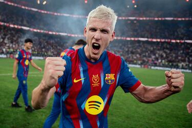 Los jugadores del FC Barcelona celebran sobre el terreno de juego la victoria en la final de la Supercopa de España.