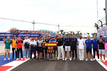 Los pilotos de la parrilla acompañan a Fernando Alonso en su 350 Gran Premio en la Fórmula 1. 


 