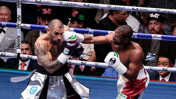 CIUDAD DE MÉXICO, 25/08/2024.- El boxeador estadounidense Floyd Mayweather (d) combate ante su compatriota John Gotti III, este sábado durante una pelea de exhibición en la Arena Ciudad de México, en Ciudad de México (México). EFE/José Méndez