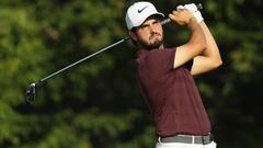 El golfista mexicano Abraham Ancer golpea la bola durante la tercera jornada del Dell Technologies Championship en el TPC Boston de Norton, Massachusetts.