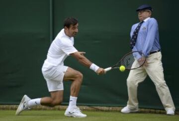 El croata Ivan Dodig golpea la pelota ante el susto del juez de línea en su partido ante Tomas Berdych.