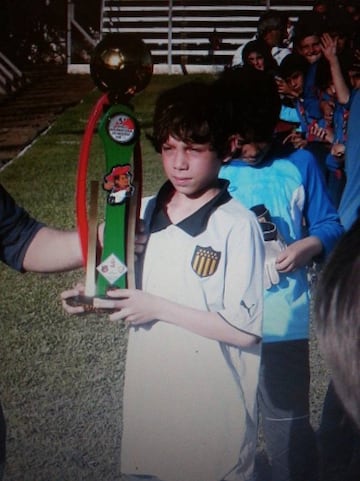 Imagen de Fede Valverde levantando la copa de campeón en un torneo que se disputó en Brasil.