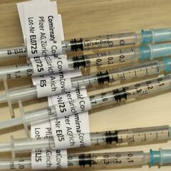 ¿Llevas botox o ácido hialurónico? El efecto secundario de Pfizer que podría perjudicarte